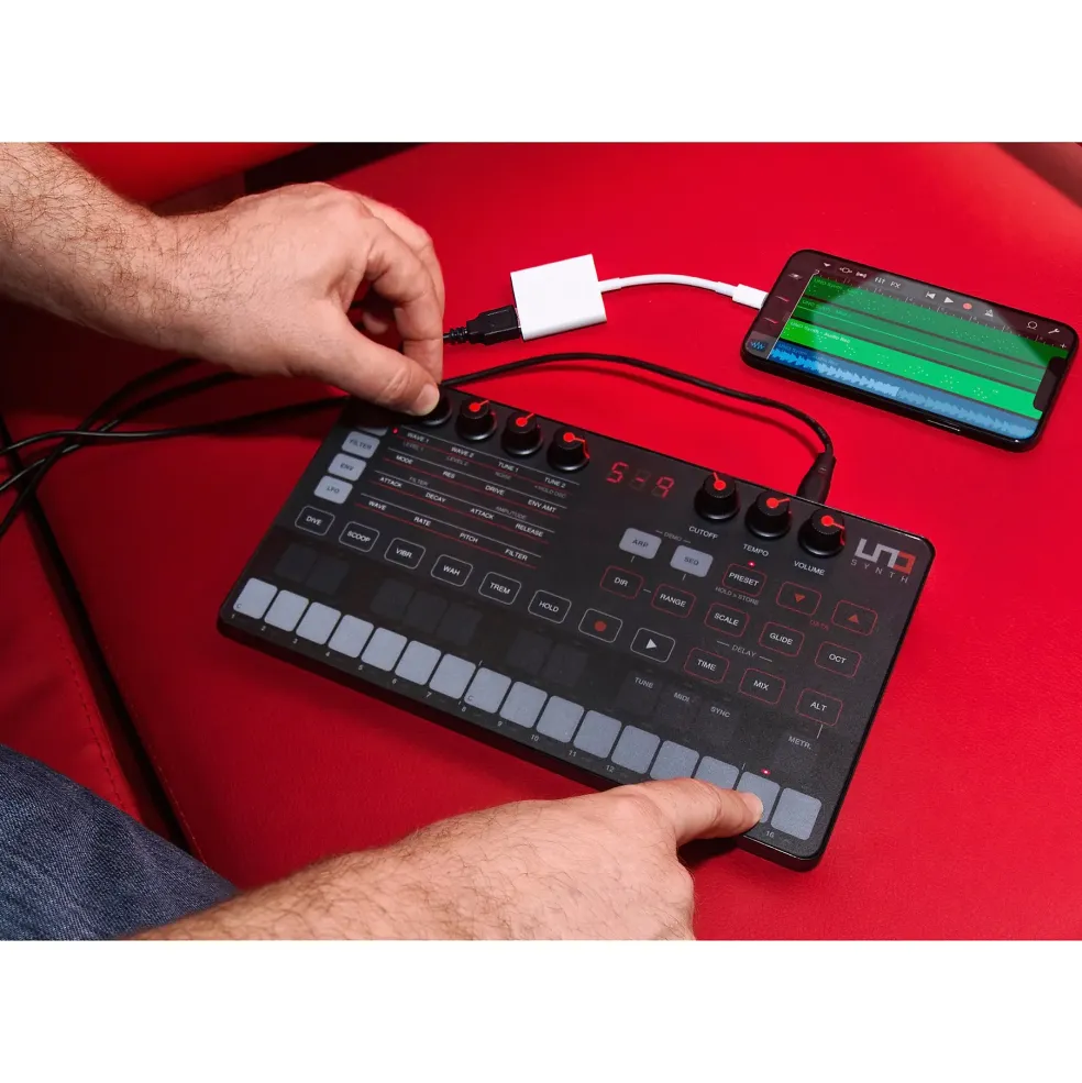 IK Multimedia UNO Synth Portable Analog Synthesizer