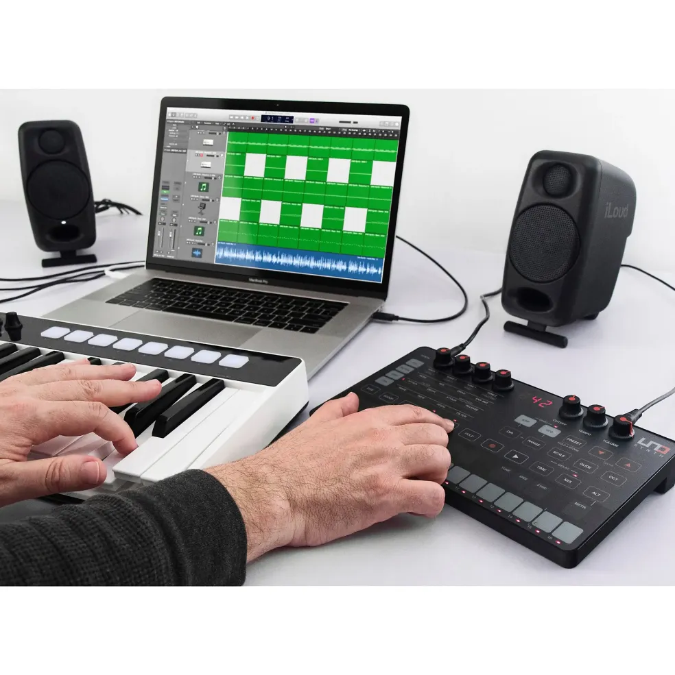 IK Multimedia UNO Synth Portable Analog Synthesizer