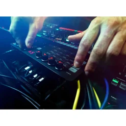 IK Multimedia UNO Synth Portable Analog Synthesizer