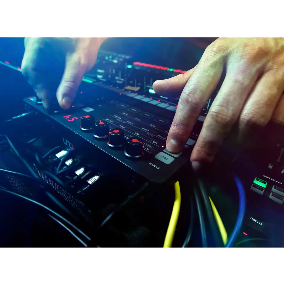 IK Multimedia UNO Synth Portable Analog Synthesizer