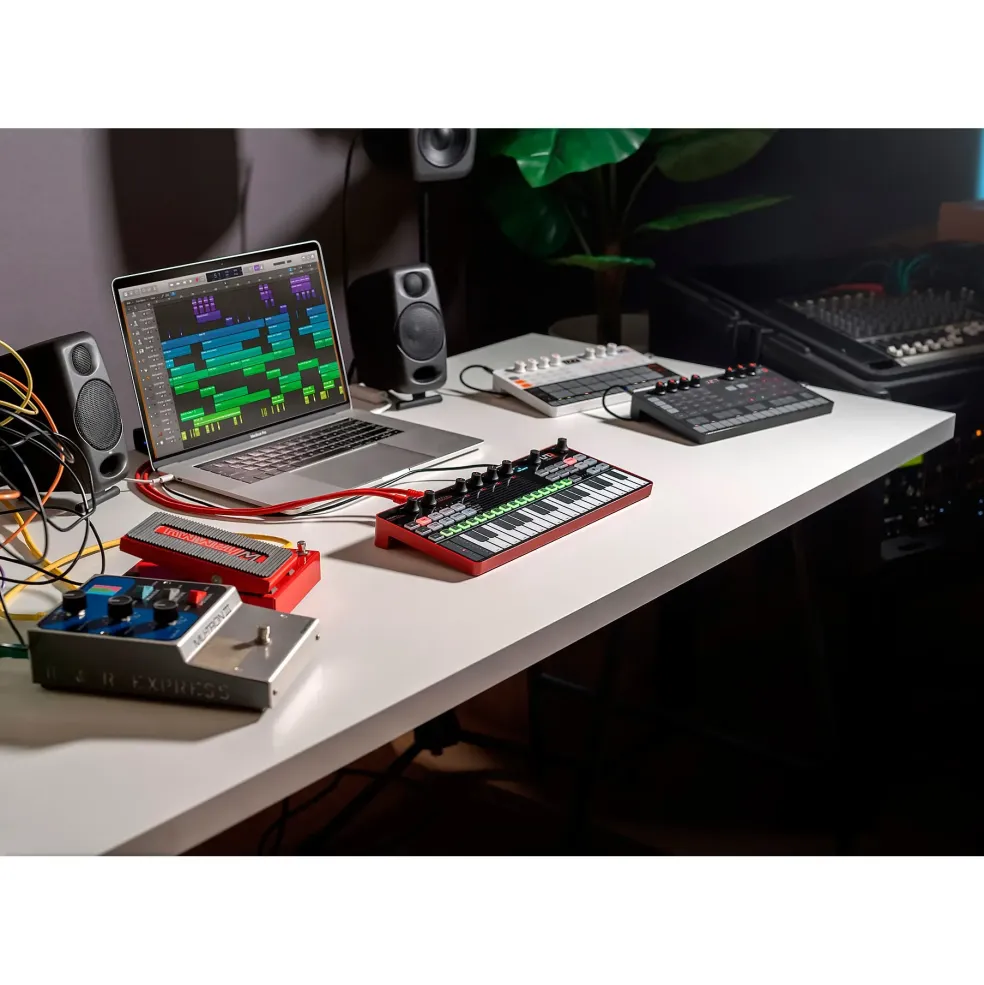 IK Multimedia UNO Synth Pro Desktop