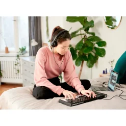 Native Instruments KOMPLETE KONTROL M32 Compact Keyboard Controller