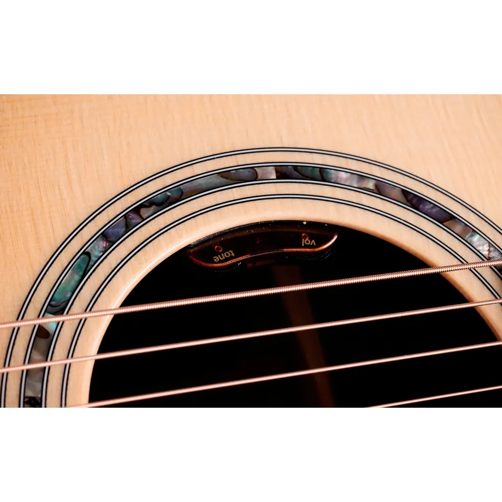 Taylor 815e Legacy Jumbo Acoustic-Electric Guitar Natural