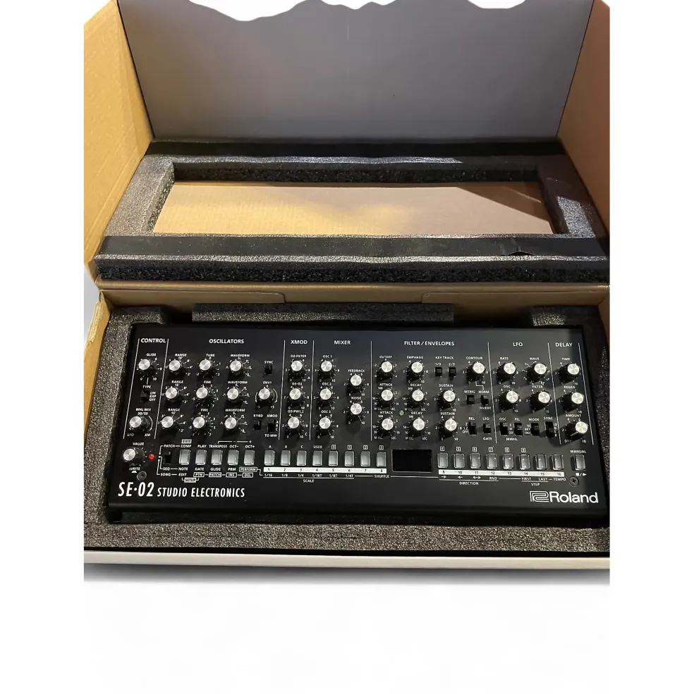 Used Roland SE-02 Synthesizer