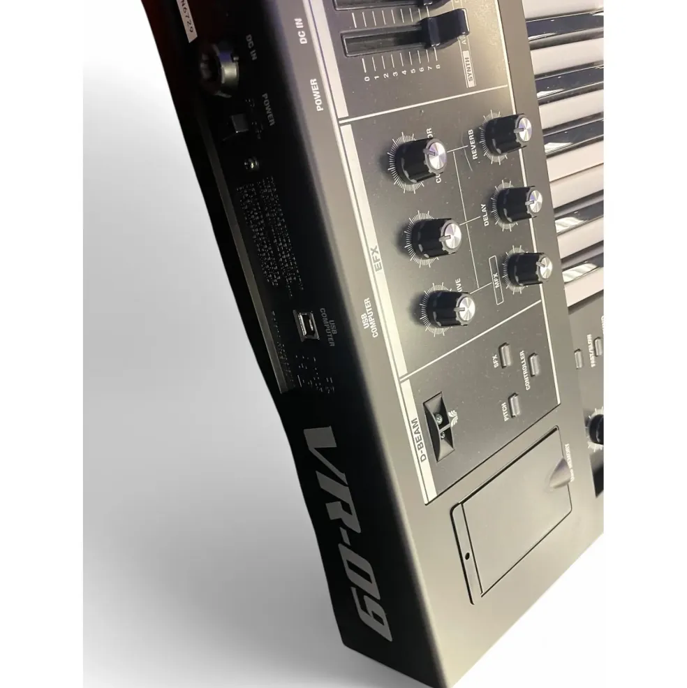 Used Roland vr-09 Portable Keyboard